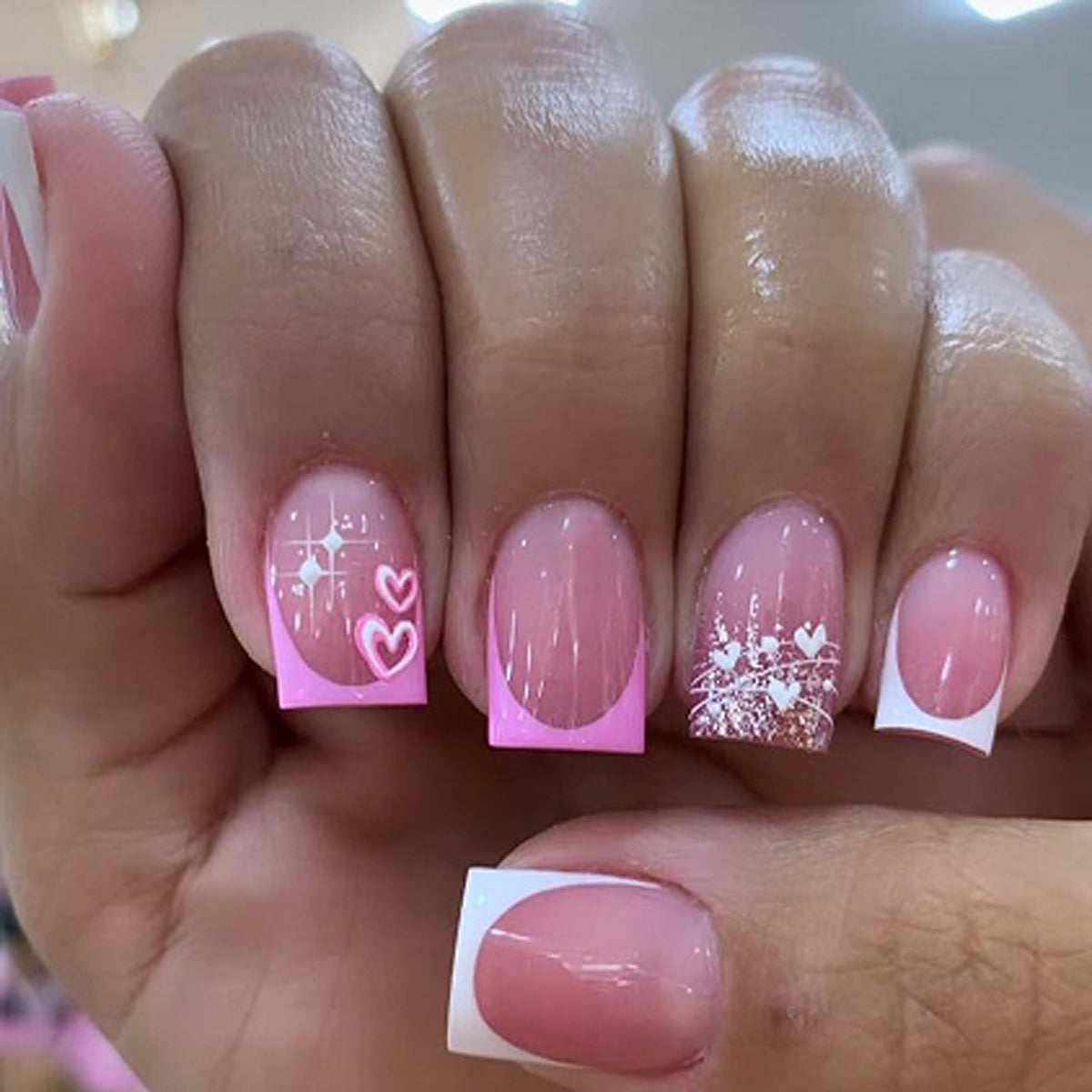 Kunstvolle Nagelkunst mit Herz- und Glitzermotiven Brehn