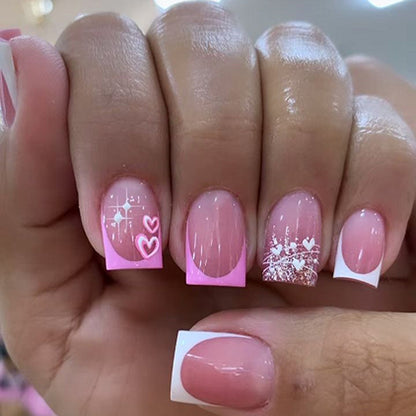 Kunstvolle Nagelkunst mit Herz- und Glitzermotiven Brehn