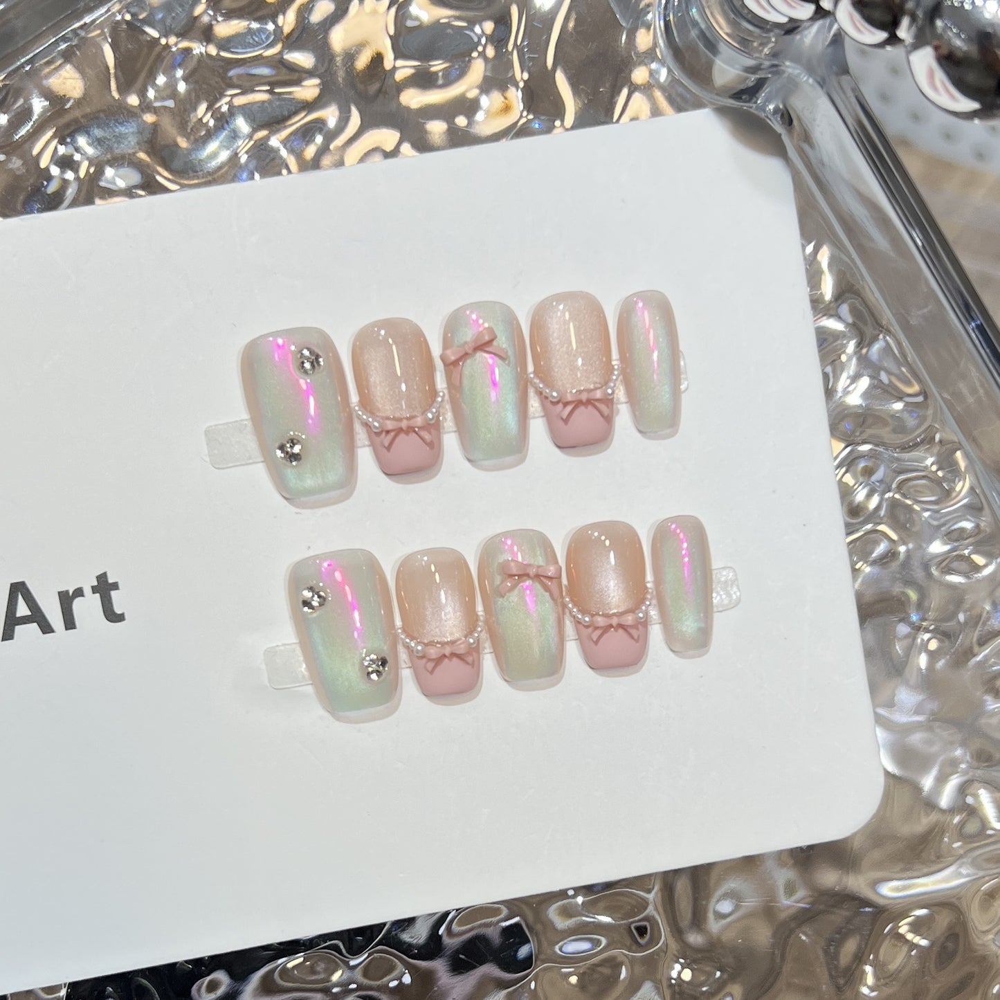 Dekorativer Press-on-Nagelkunst-Set mit künstlerischem Bogen und Perlenakzenten Brehn