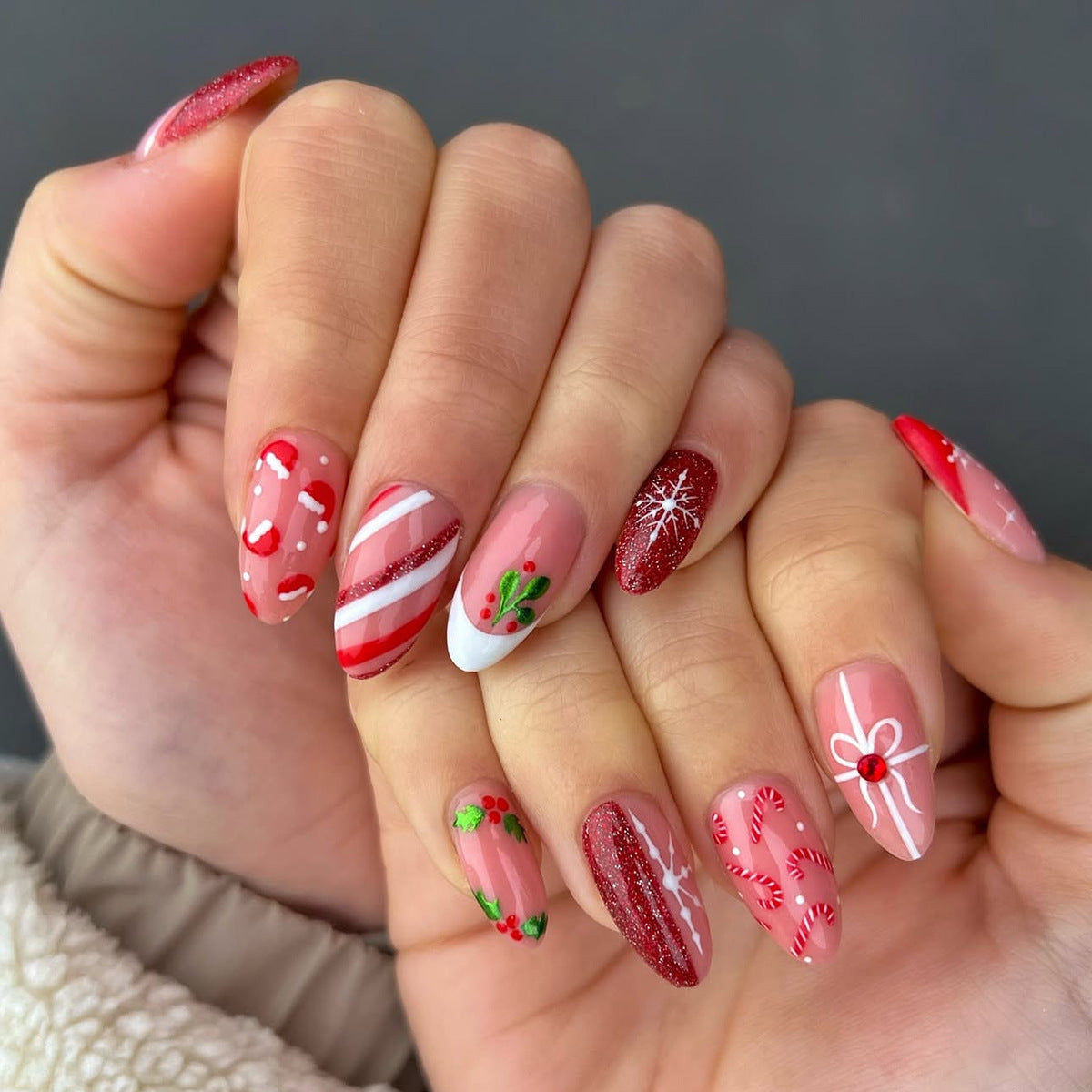 Kunstnagelset mit festlichen Zuckerstangen- und Weihnachtsmotiven Brehn