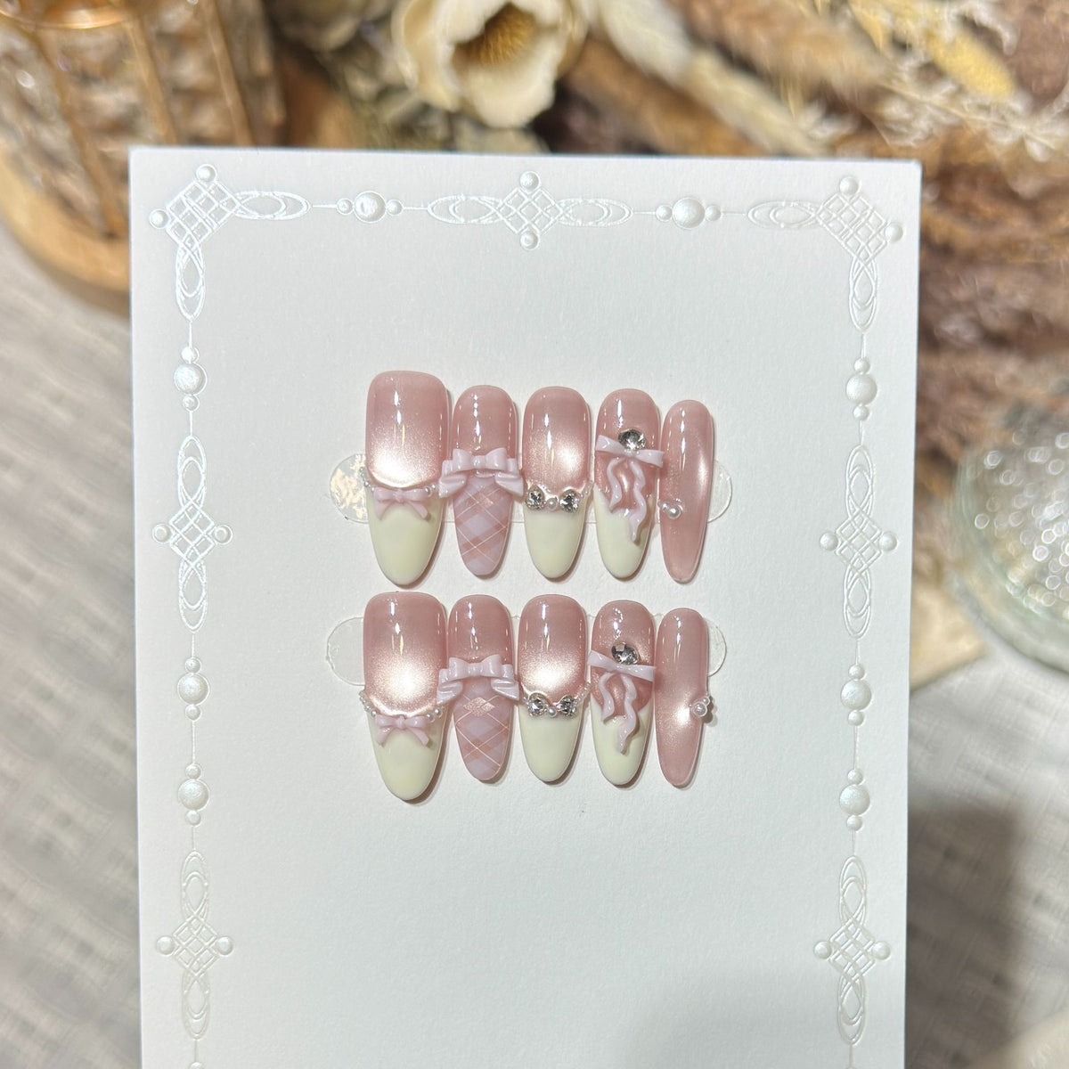 Elegantes Stiletto Presse-Nagel-Set mit dekorativem Schleifen- und Edelsteinakzenten Brehn