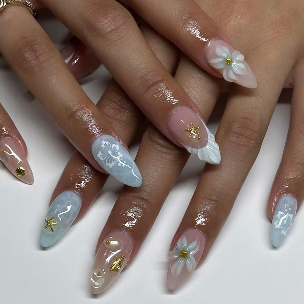Elegante Nagelkunst im maritime Design mit Glitzer und 3D-Akzenten Brehn