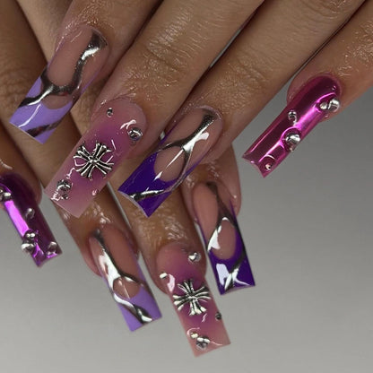 Kunstvolle Nagelverlängerungen mit Glitzer- und Blumenmotiven Brehn