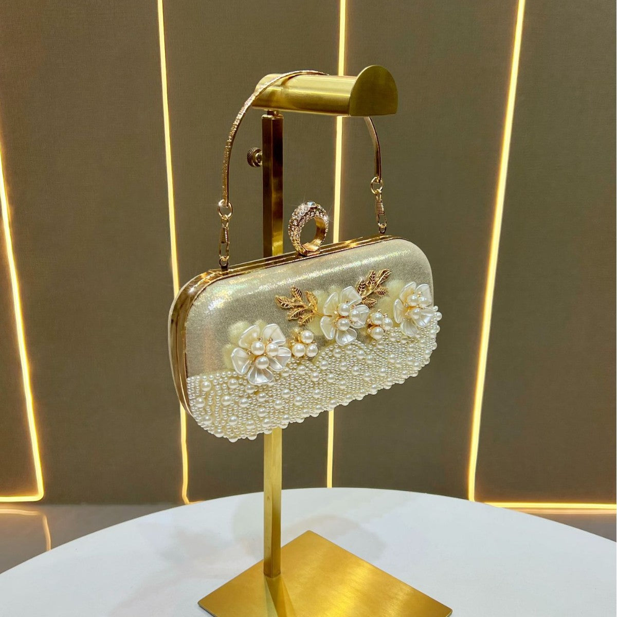 Elegante perlenverzierte Abendtasche