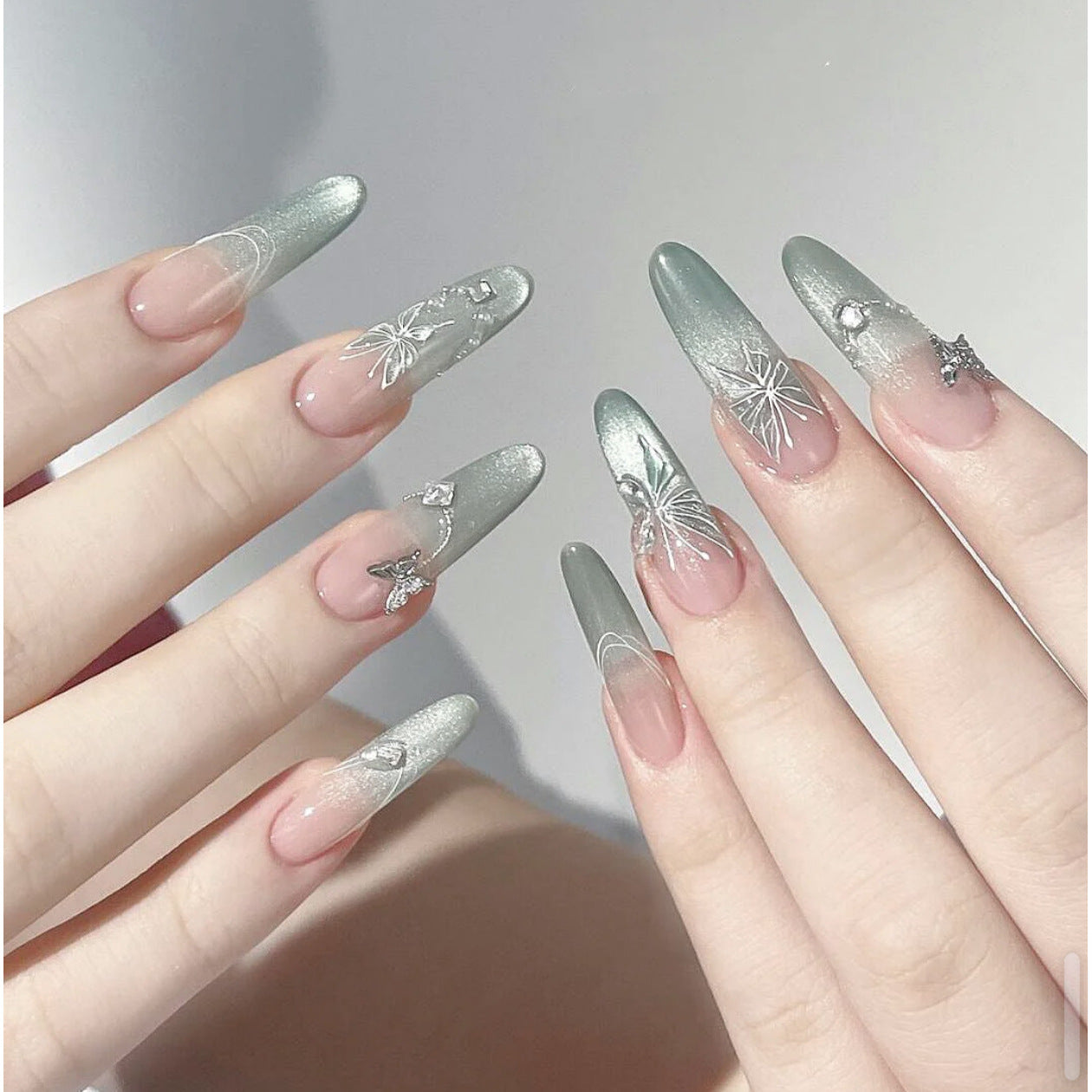 Künstlerisches florales detailliertes Press-On-Nagelset Brehn