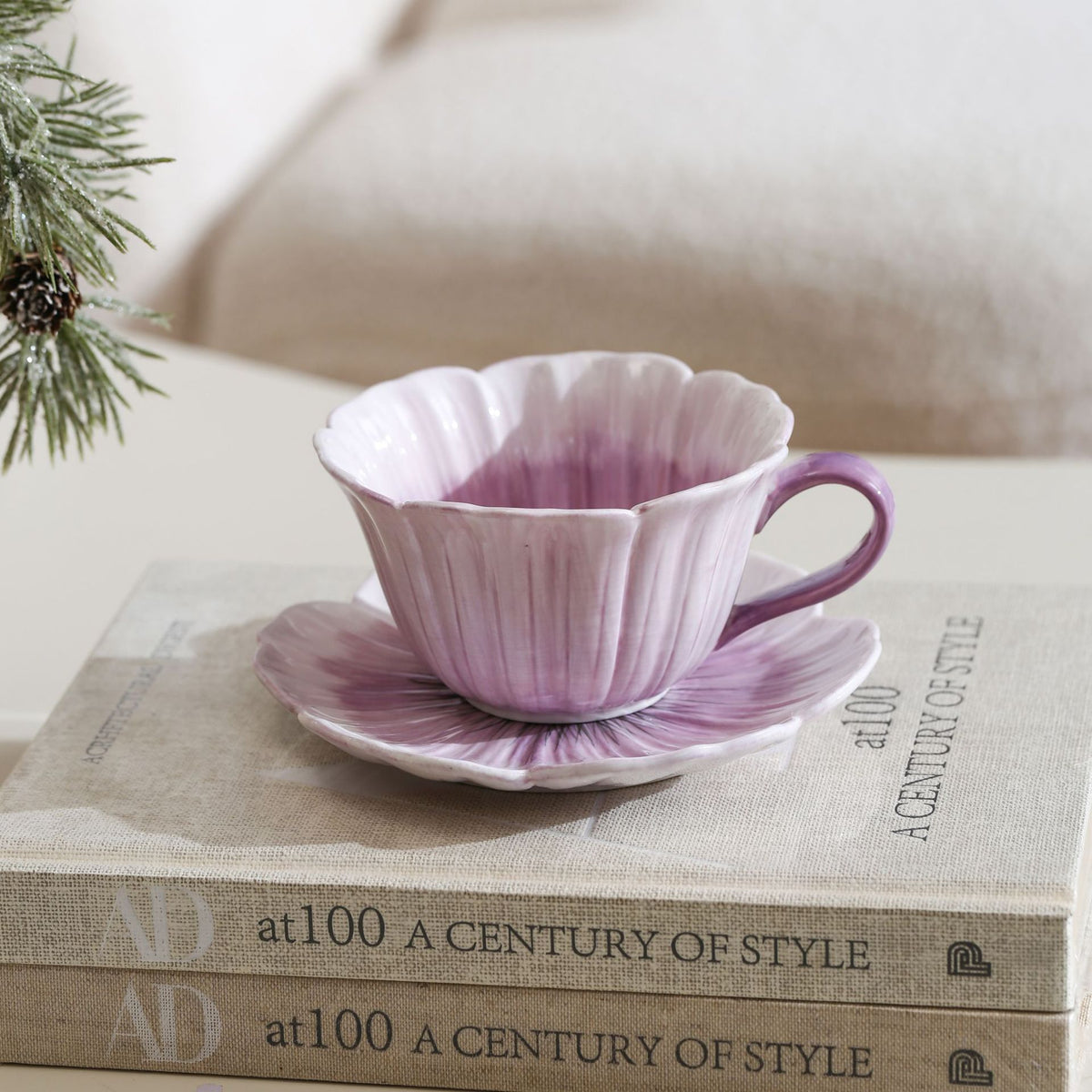 Keramiktasse mit Untertasse in Blütenform