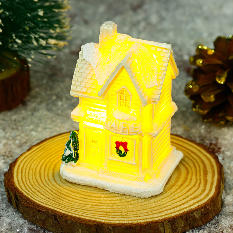 Beleuchtetes Weihnachtsdorfhaus mit festlicher Dekoration Brehn