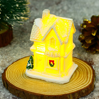 Beleuchtetes Weihnachtsdorfhaus mit festlicher Dekoration Brehn