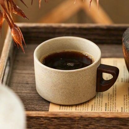 Keramikbecher mit Holzgriff und Untertasse