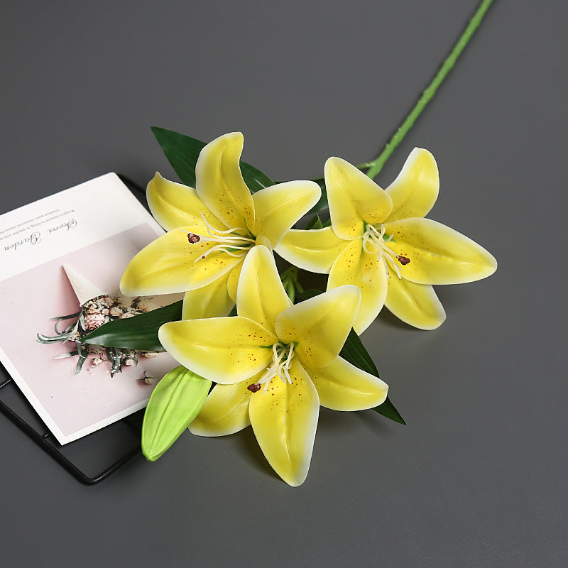 Lebensechter künstlicher Lilienstrauß