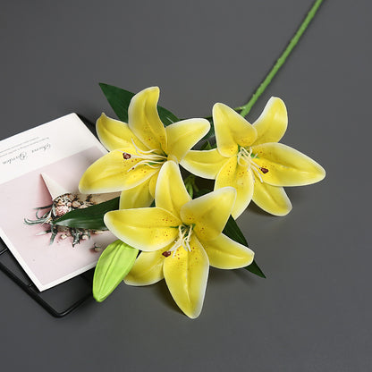 Lebensechter künstlicher Lilienstrauß