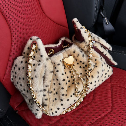 Verspielt gepunktete Handtasche