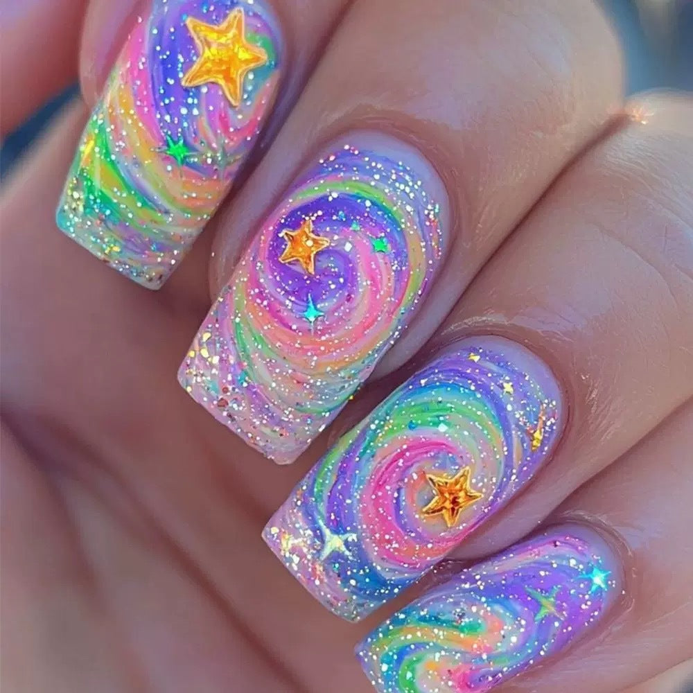 Glitzerndes Kunstnagelset mit buntem Spiral-Design und Sternenakzenten Brehn
