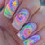 Glitzerndes Kunstnagelset mit buntem Spiral-Design und Sternenakzenten Brehn