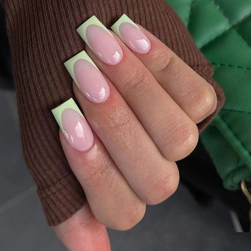 Kunstvolle Nagelverlängerungen mit elegantem French-Tip und modernen Akzenten Brehn