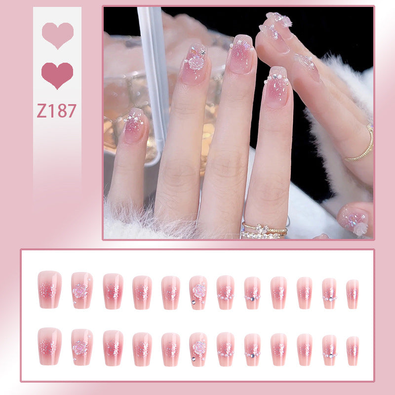 Kunstnagelset mit eleganten Glitzerverzierungen und schimmernden Akzenten Brehn