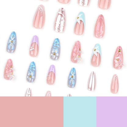 Kunstvolle Stiletto-Nägel mit zarten Blumen- und Glitzerverzierungen Brehn