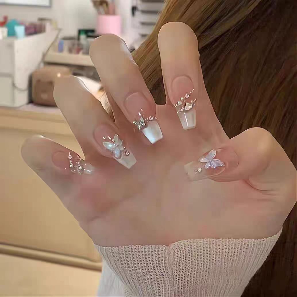 Dekoratives Press-On Nagelset mit elegantem Schmetterlingsdesign Brehn