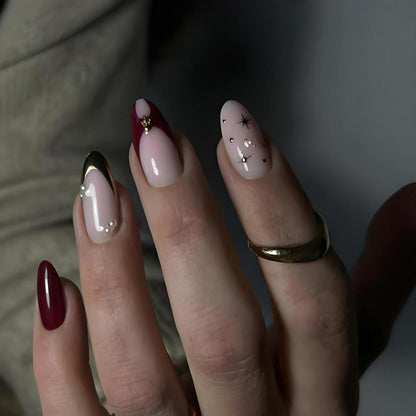 Kunstnagelset mit glamourösen Designelementen und eleganten Akzenten Brehn