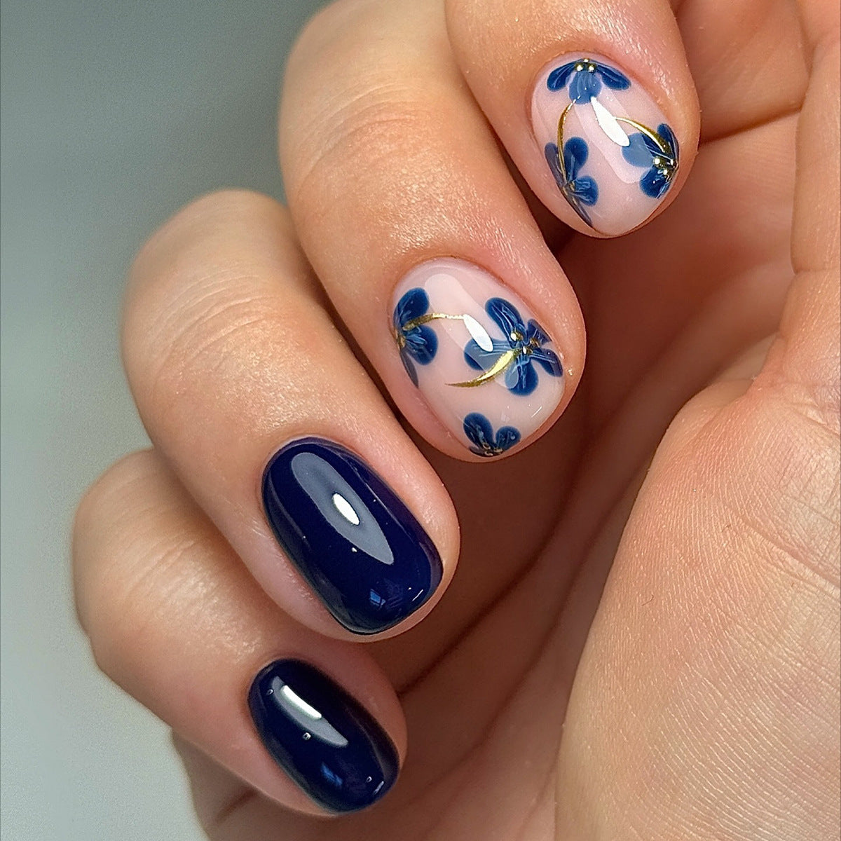 Kunstnägel mit Floralen Designs und Glänzenden Akzenten Brehn
