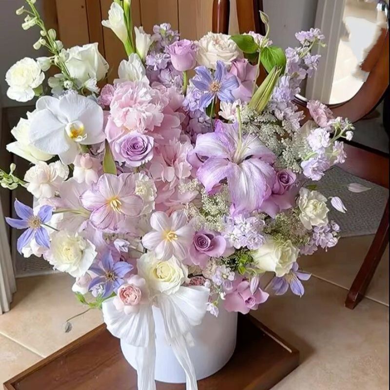 Dekorative Blumenarrangement mit stilvoller Vase