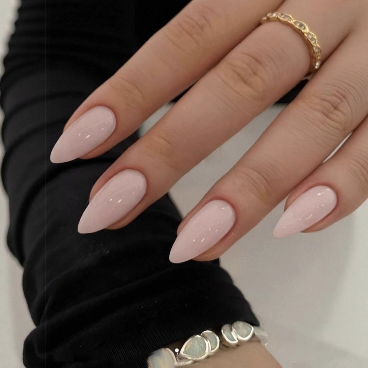 Kunstnagelset mit eleganten, spitzen und hochglänzenden Nägeln Brehn