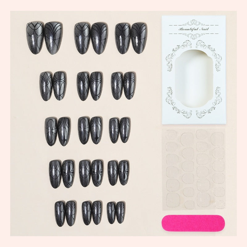 Kunstnagelset mit schaurigem Spinnenmotiv und Glitzerakzenten Brehn
