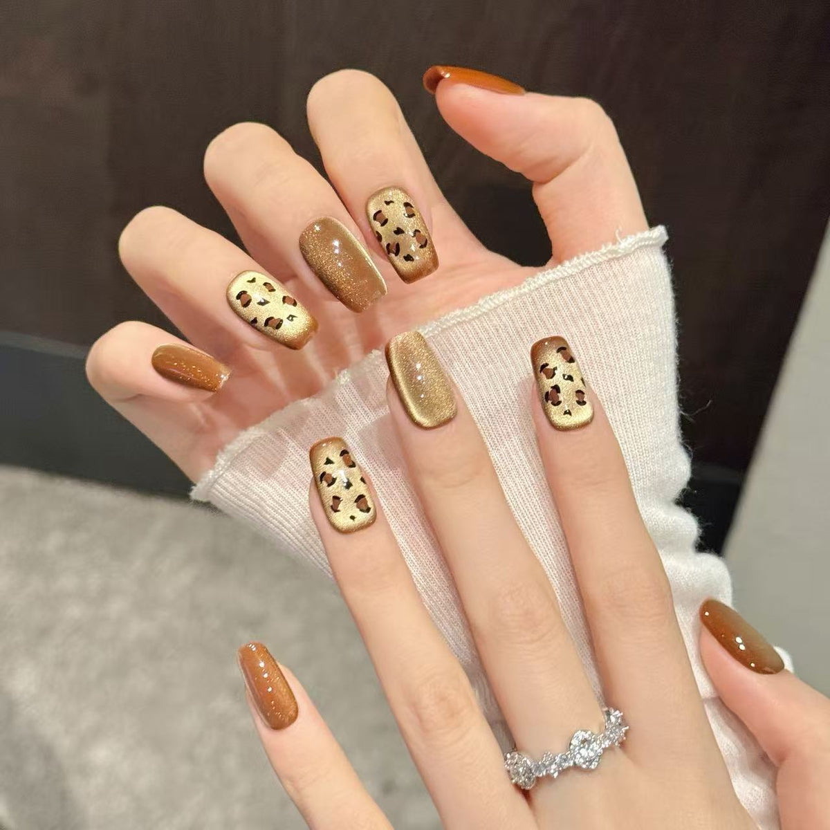 Künstlerisches Press-On-Nagelset mit Glitzer und Leopardenmustern