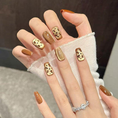 Künstlerisches Press-On-Nagelset mit Glitzer und Leopardenmustern