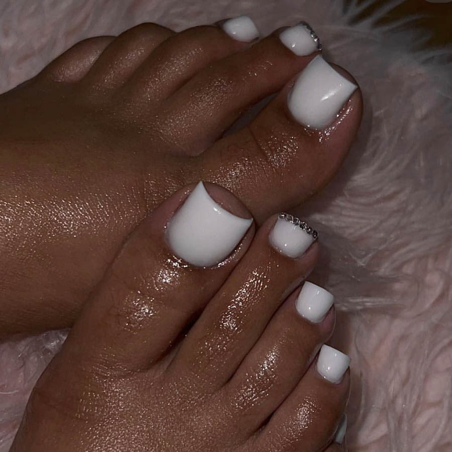 Fußnagelkunstset mit elegantem Hochglanz-Design und zarten Akzenten Brehn