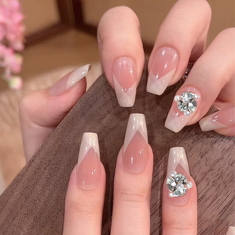 Kunstnagelset mit filigranen Spitzendesigns und glamourösen Strassakzenten Brehn