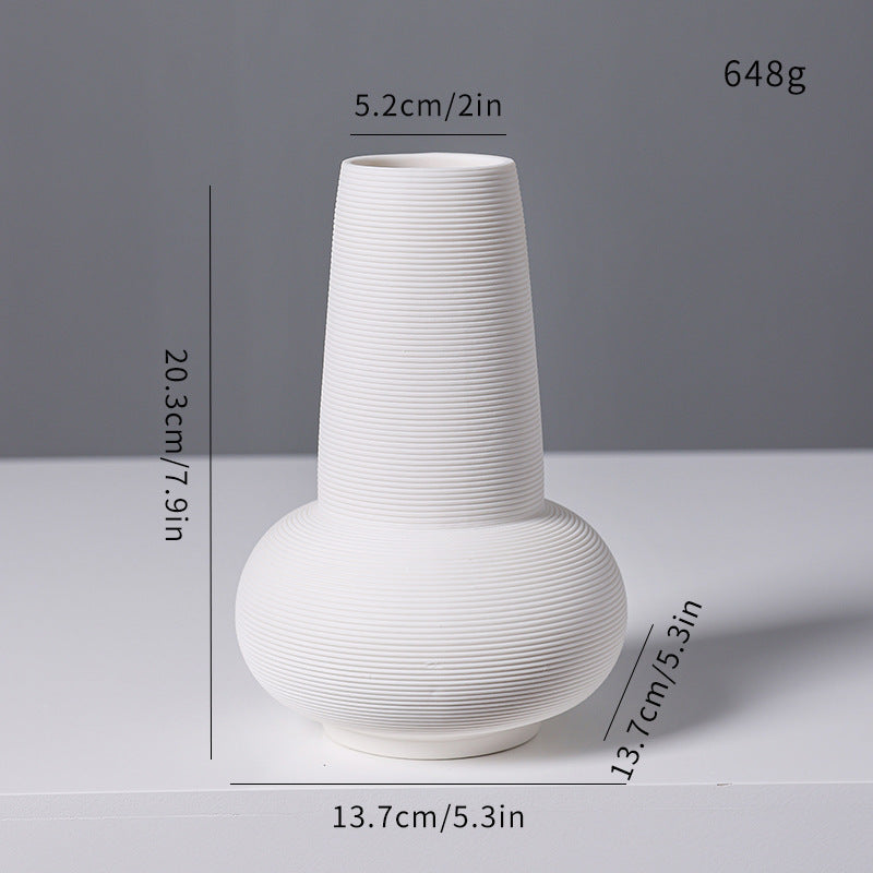 Moderner minimalistischer gerippter Keramikvase