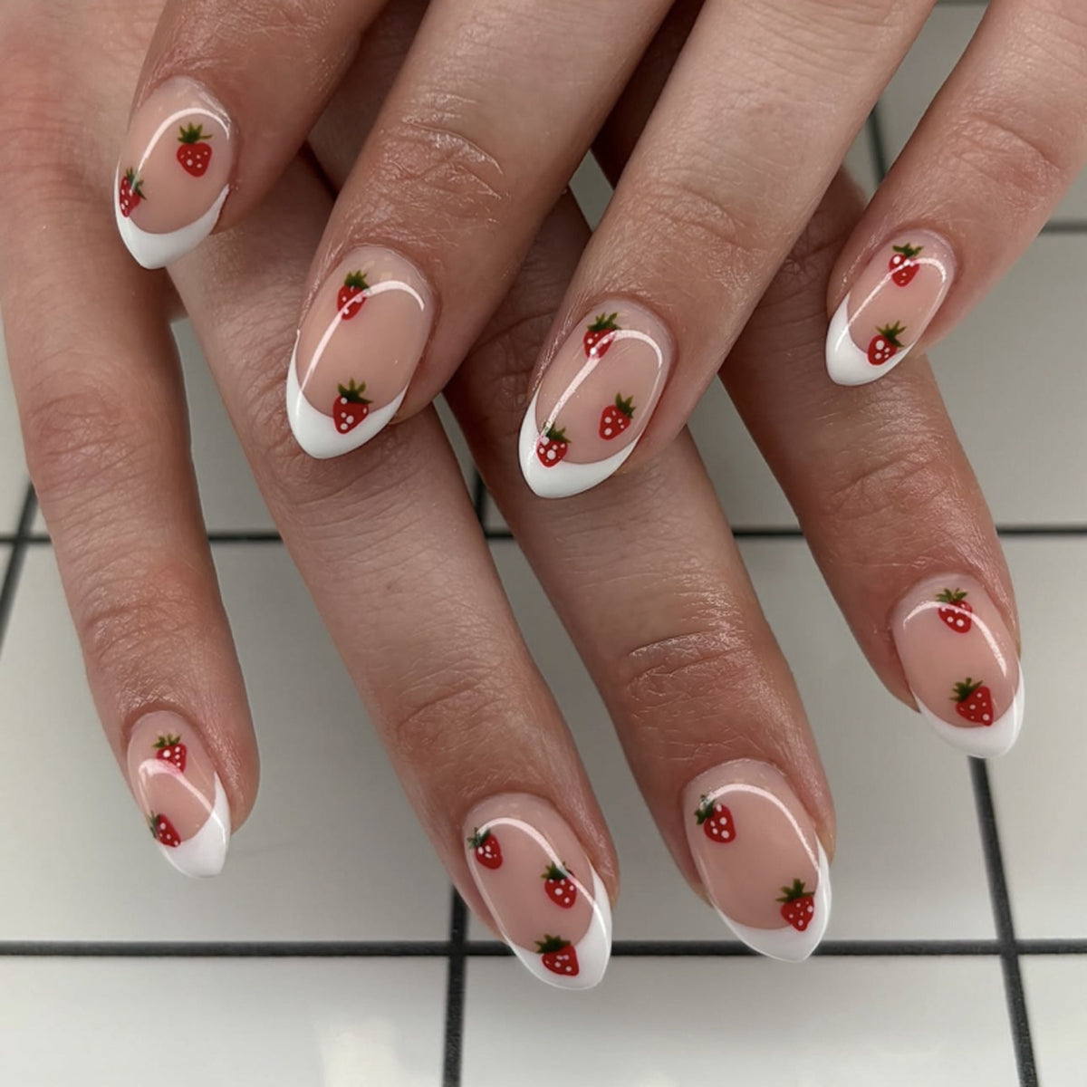 Künstliche Nagelkunst mit verspielten Punkten und Schleifen Brehn
