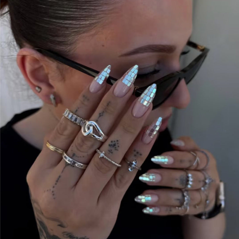 Kunstnagelset mit schimmernden geometrischen Akzenten Brehn