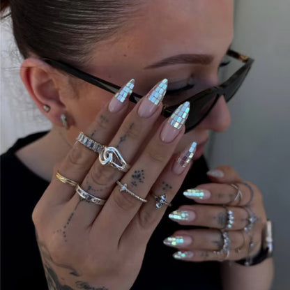 Kunstnagelset mit schimmernden geometrischen Akzenten Brehn