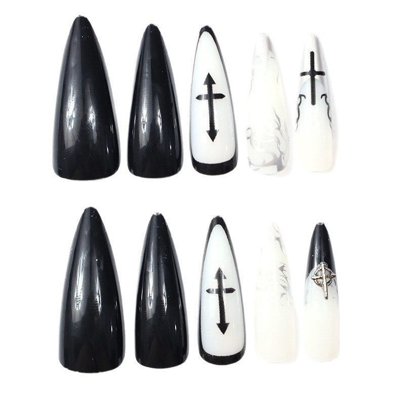 Gothic-inspirierte Stiletto-Nagelkunstverlängerungen Brehn