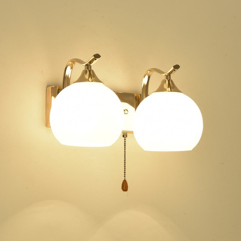 Elegante Wandlampe Globe mit goldener Oberfläche