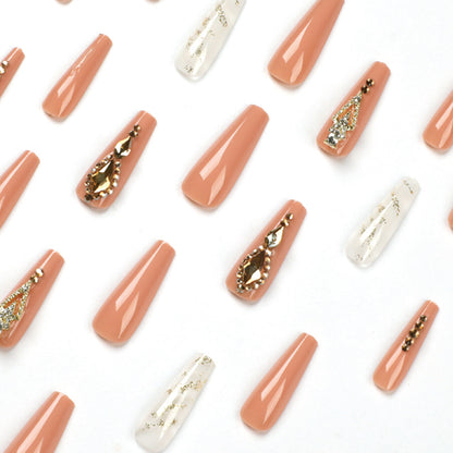 Kunstvolle Nagelverlängerungen mit Glitzerverzierungen und filigranen Akzenten Brehn