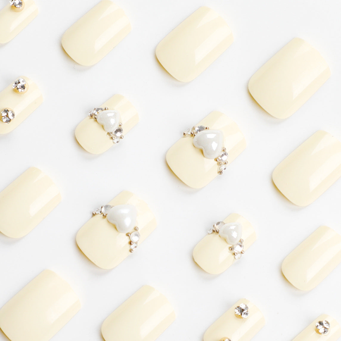 Kunstvolle Nagelverlängerungen mit eleganten Zierdetails Brehn