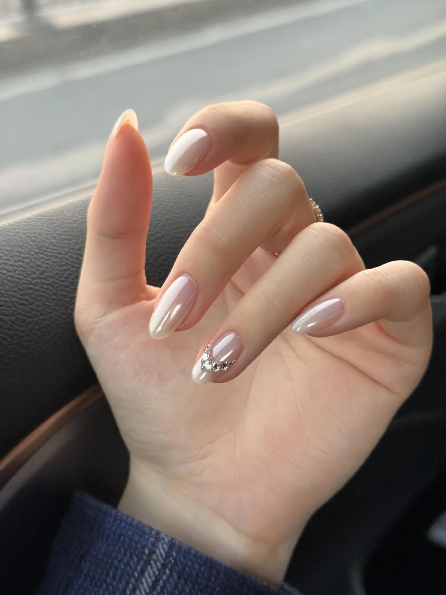 Künstliche Kunstnägel mit Eleganten Schmuckdetails Brehn