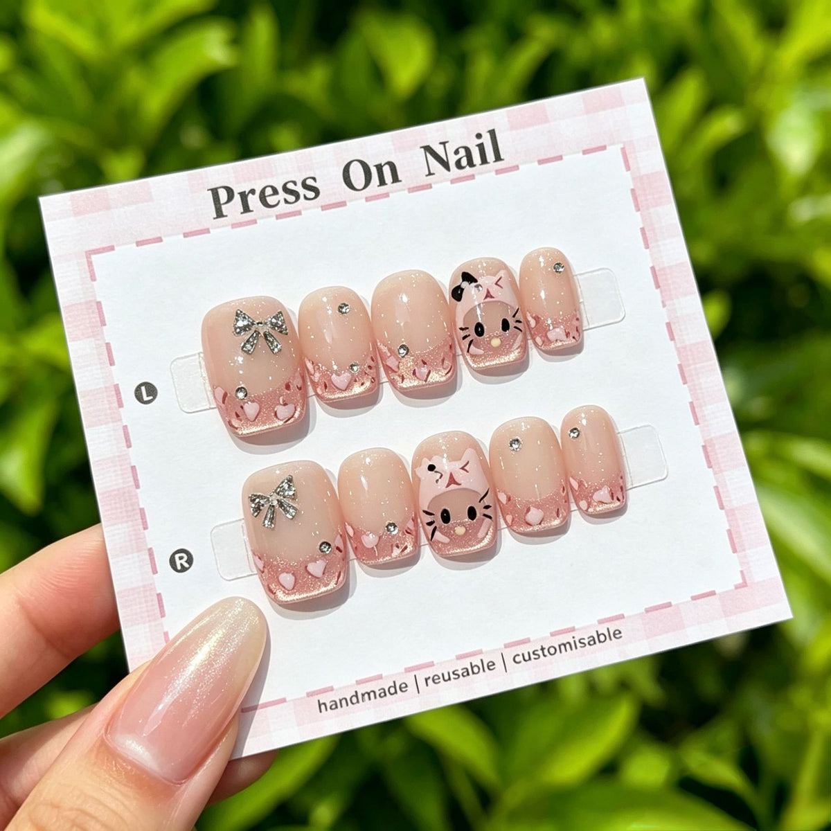 Künstlerisches Press-On Nagelset mit floralen und gemusterten Designs