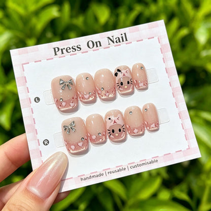 Künstlerisches Press-On Nagelset mit floralen und gemusterten Designs
