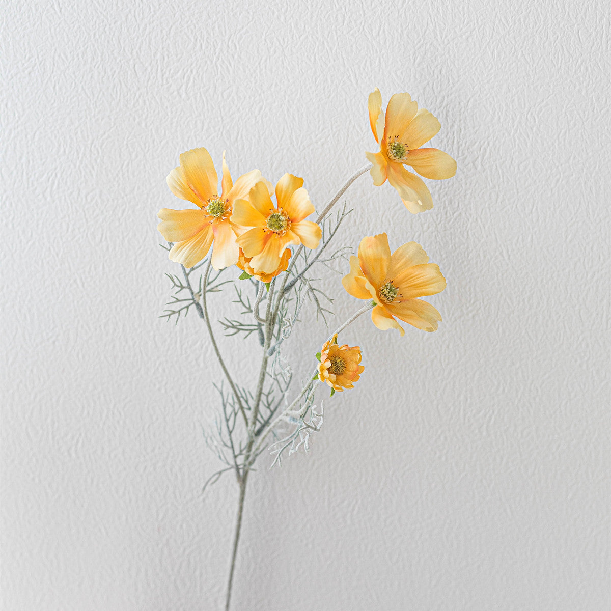 Lebensechte Buttercup-Blumenstängel