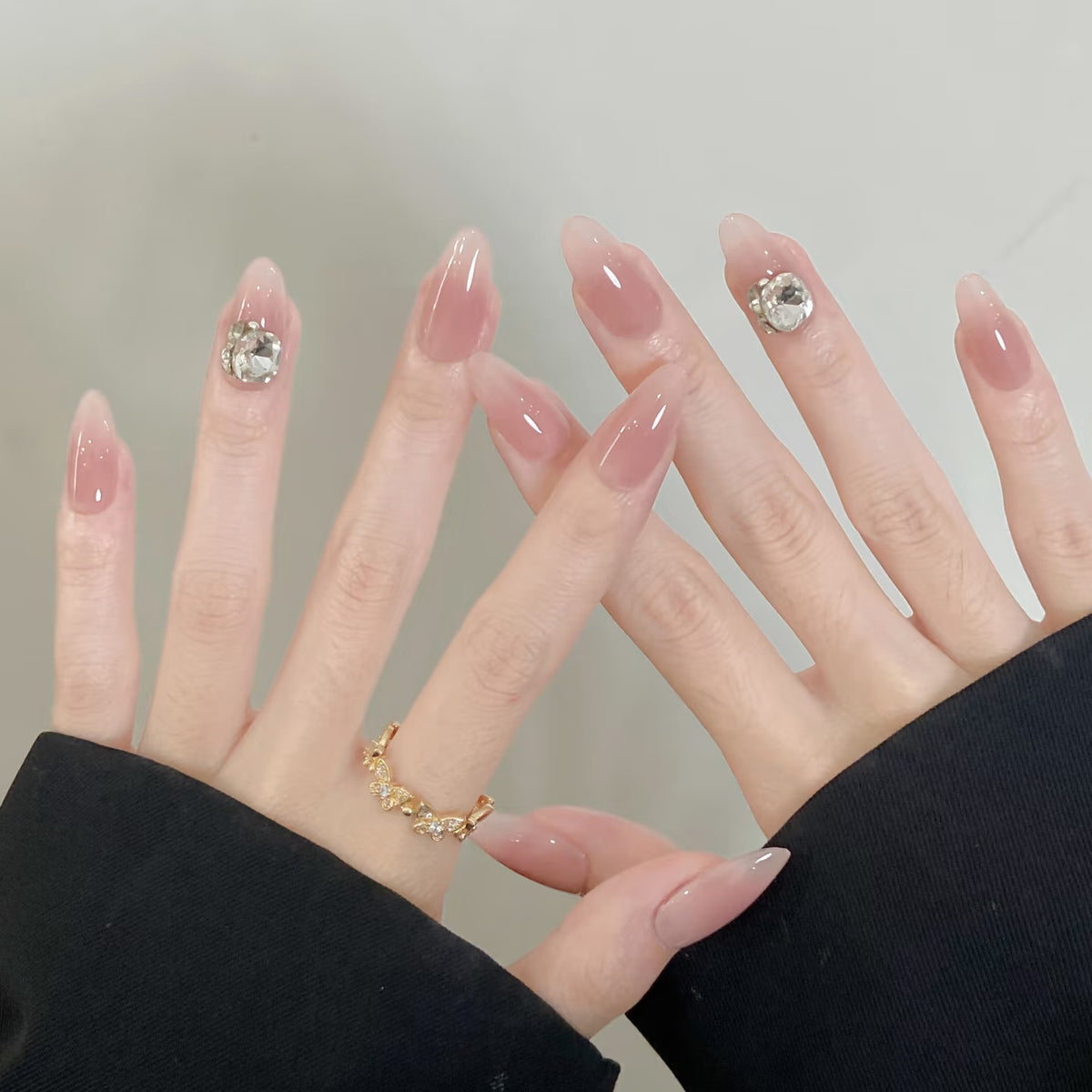 Dekoratives Press-On Nagelkunst Set mit eleganten Kristallakzenten