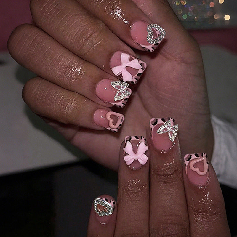 Künstliche Nagelart mit Verzierungen Brehn