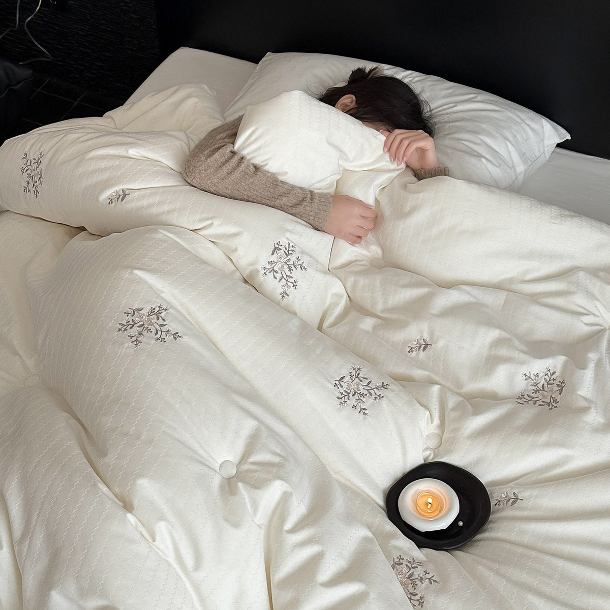 Gestepptes Ganzjahres-Steppbett mit floraler Stickerei und Knopfverarbeitung