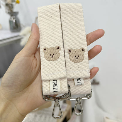 Abnehmbare gewebte Tasche mit gesticktem Bären und silbernen Drehclips