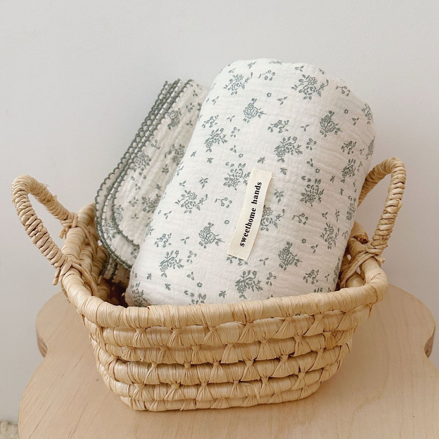 Unisex Musselin-Decke mit zartem Blumendesign und eleganten Rüschen Brehn