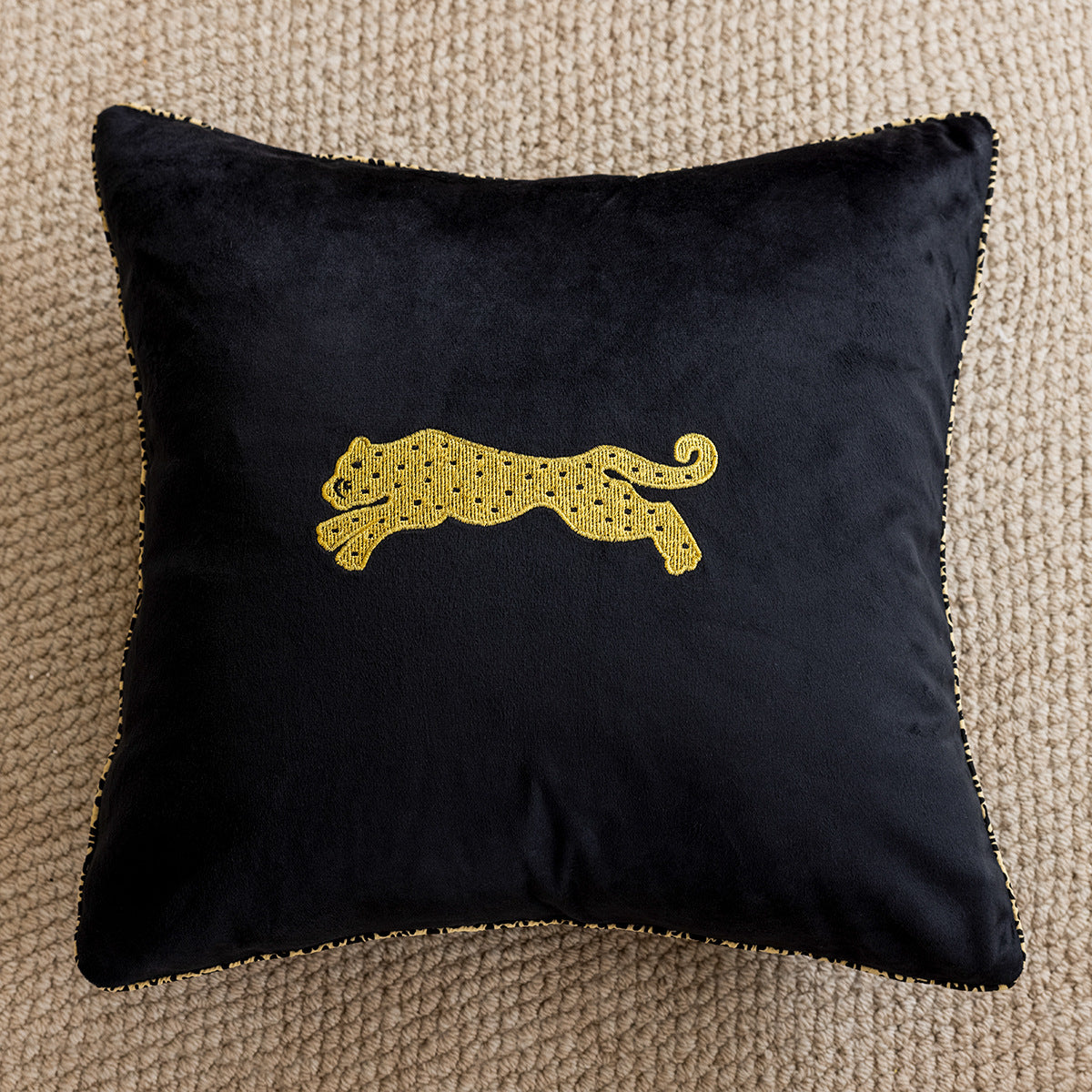 Elegantes Dekorationskissen mit Leopardenmotiv