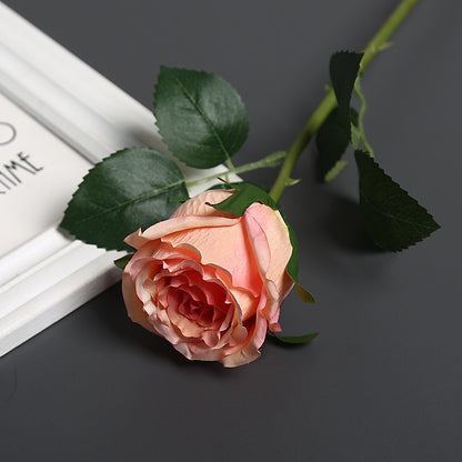 Realistische Seidenrose mit Grünanlagen